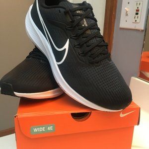 Brand New Mens Nike pegasus 39 Size 11.5 WIDE 4E